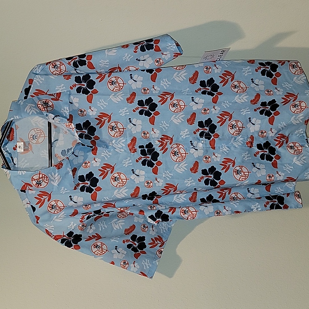 NEW YORK YANKEES LOGO HAWAIIAN MEN'S BUTTON UP SHORT SLEEVE SHIRT.